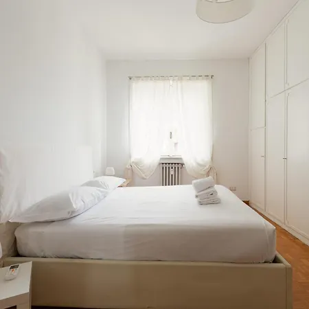 Guesthost - M1 Lima Roomy With Balconies * Milano