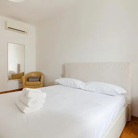 Guesthost - M1 Lima Roomy With Balconies Apartmán
